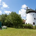 Hébergement de vacances Windmill Vacation In Ledzin Near Baltic Sea