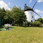 Hébergement de vacances Windmill Vacation In Ledzin Near Baltic Sea *